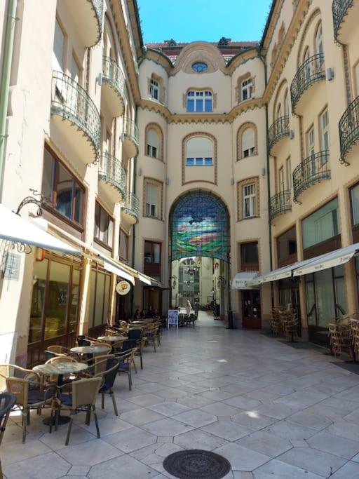 Art Nouveau Apartment Ultracentral Oradea Exterior photo
